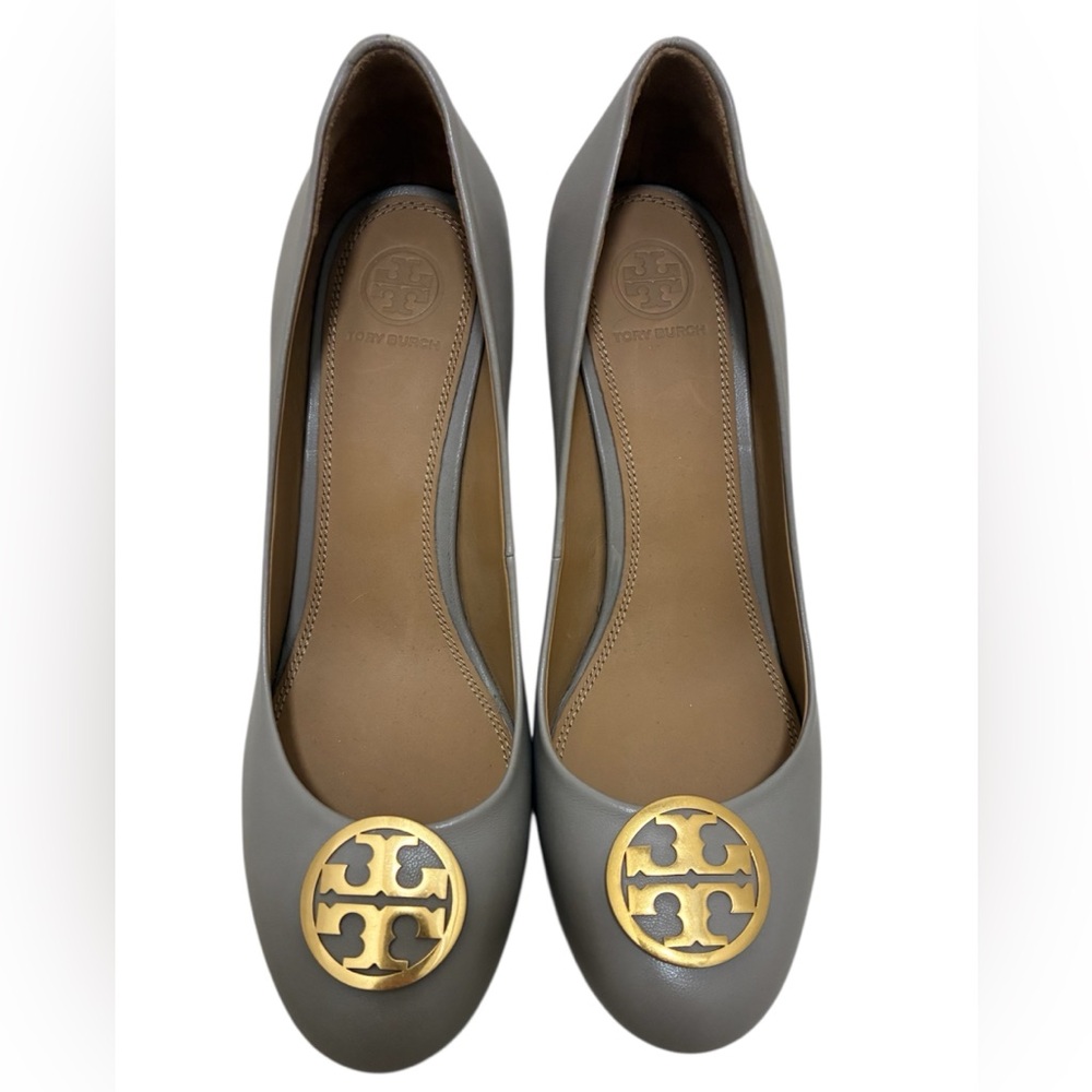 NWOT Tory Burch Taupe Wedge Pump w/ Gold Logo Wood Closed‎ Toe Size 8.5